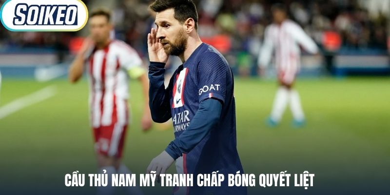 Cầu thủ Nam Mỹ tranh chấp bóng quyết liệt